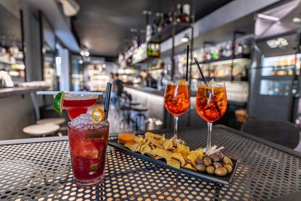 Lounge or bar, Drinks, Alcoholic drinks, Non alcoholic drinks