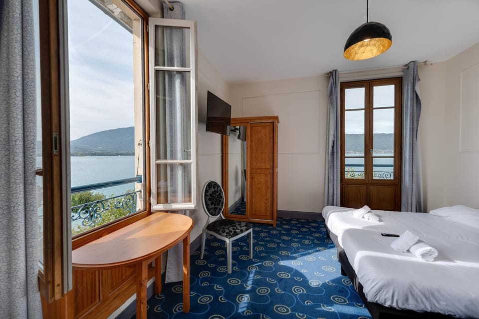 Photo of the whole room, Mountain view, River view