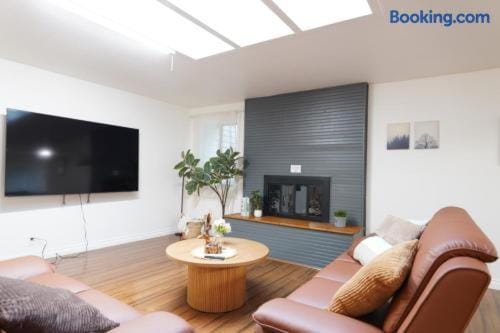 TV and multimedia, Living room, Seating area, fireplace