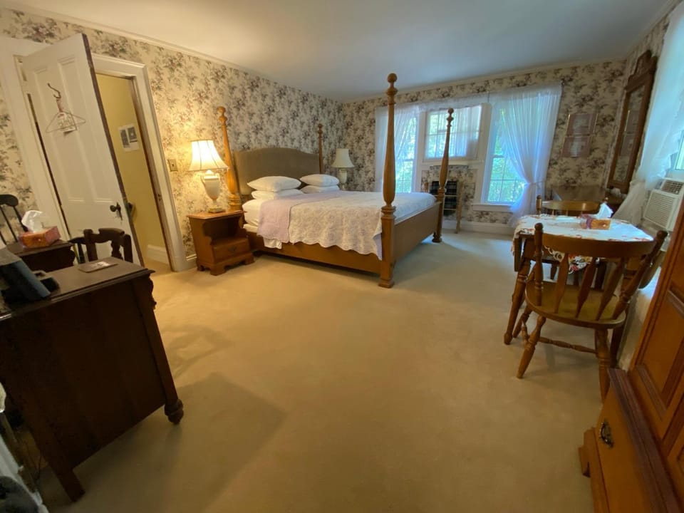 Bernard Gray Hall Bed and Breakfast Bed and Breakfast in Niagara-on-the-Lake