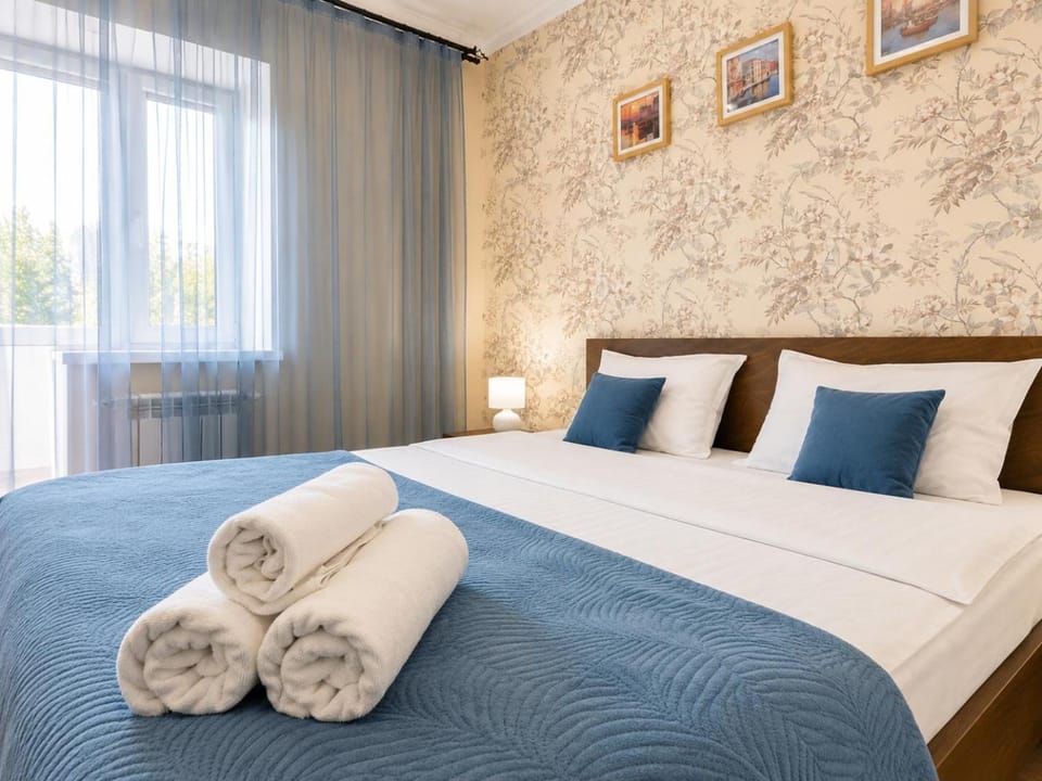 Photo of the whole room, Bedroom, towels