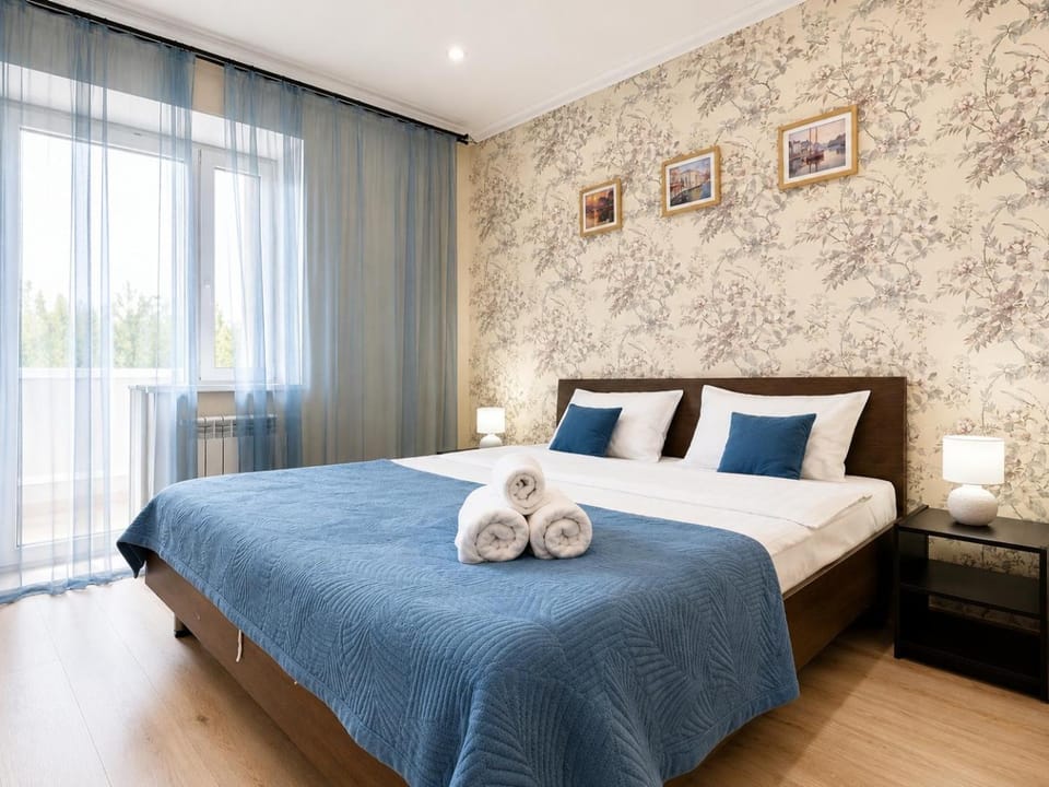 Bed, Photo of the whole room, Bedroom, towels
