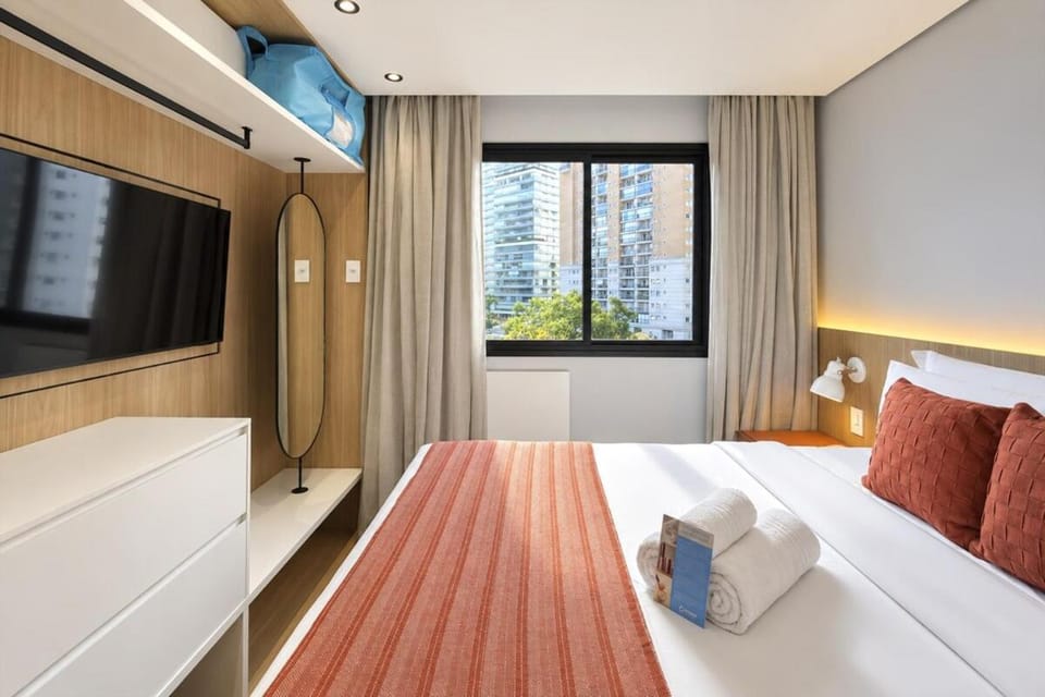 Bed, TV and multimedia, Bedroom, towels