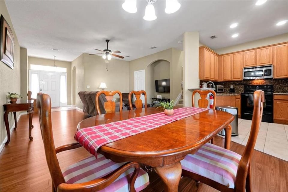 Trafalgar Resort Escape | Spacious 4BR Townhouse House in Poinciana