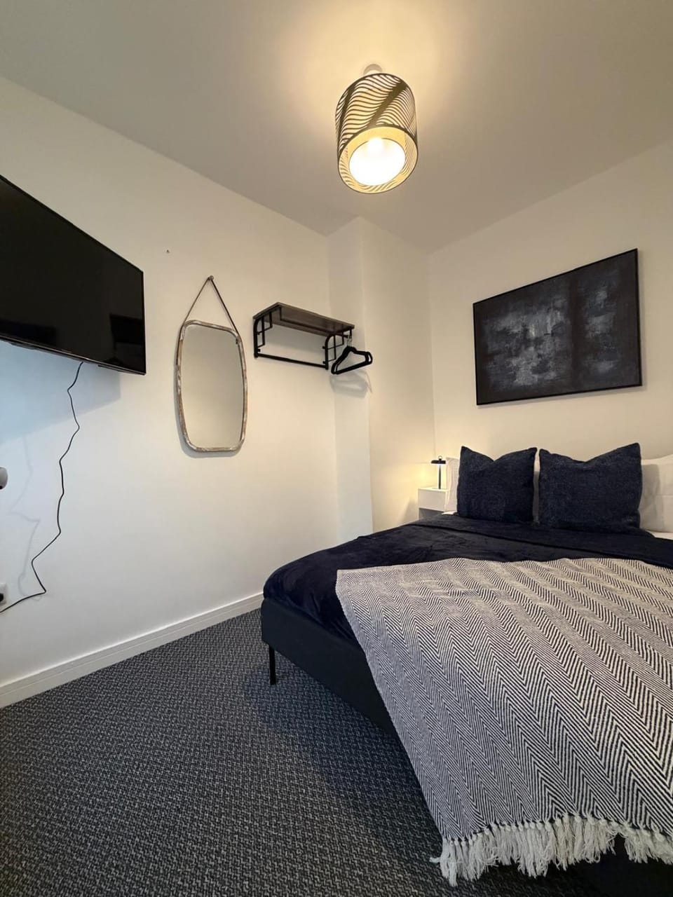 Bed, TV and multimedia, Photo of the whole room, Bedroom