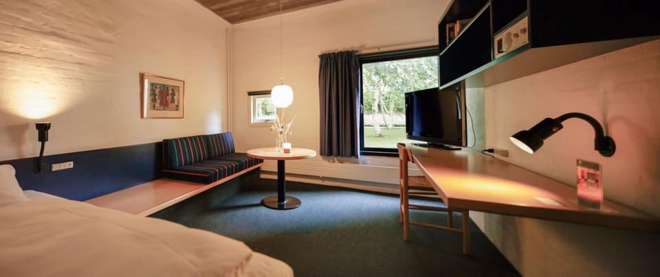 Bed, Seating area, Bedroom