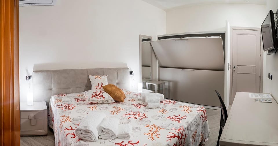 Bed, TV and multimedia, Photo of the whole room, Photo of the whole room, Bedroom, bunk bed, oven, wardrobe