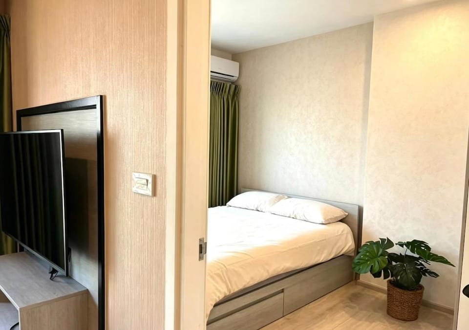 B5 Quiet neighborhood 5 min walk to Central Plaza 24 hour security Free gym, pool, parking WiFi Monthly rentals available Apartment in Chiang Mai