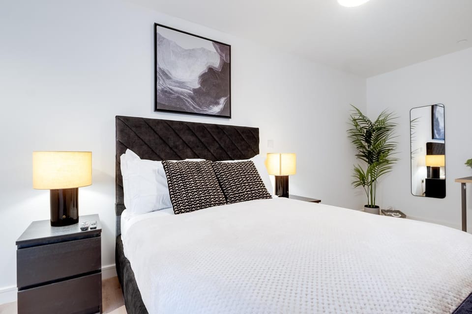 Spacious 2-Bed, 2-Bath Apartment with Garden-View Balcony Apartment in Birmingham