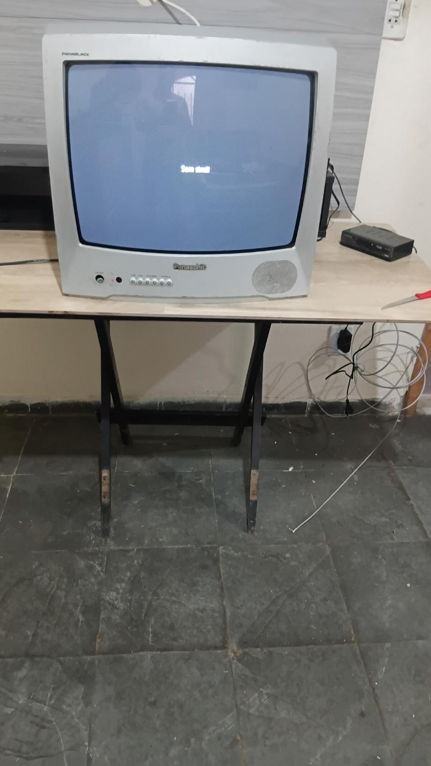 Apto com fogão, geladeira, cama, cômod, mesa e TV antiga Apartment in Rio de Janeiro