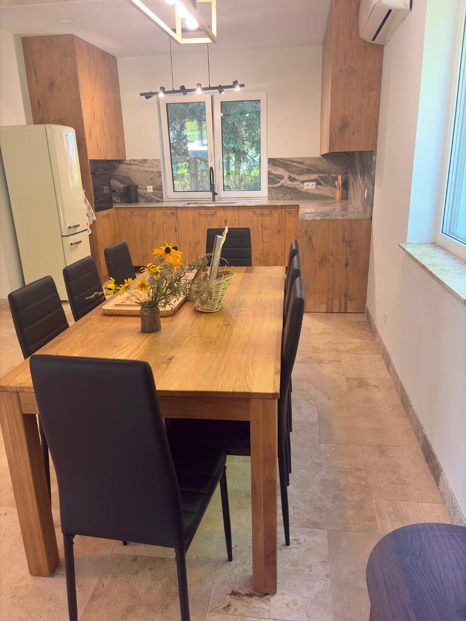 Kitchen or kitchenette, Dining area, stove