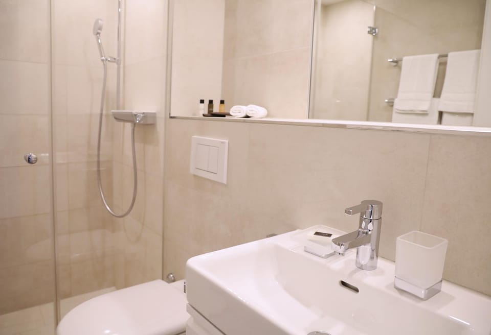 Shower, Toilet, Bathroom, towels
