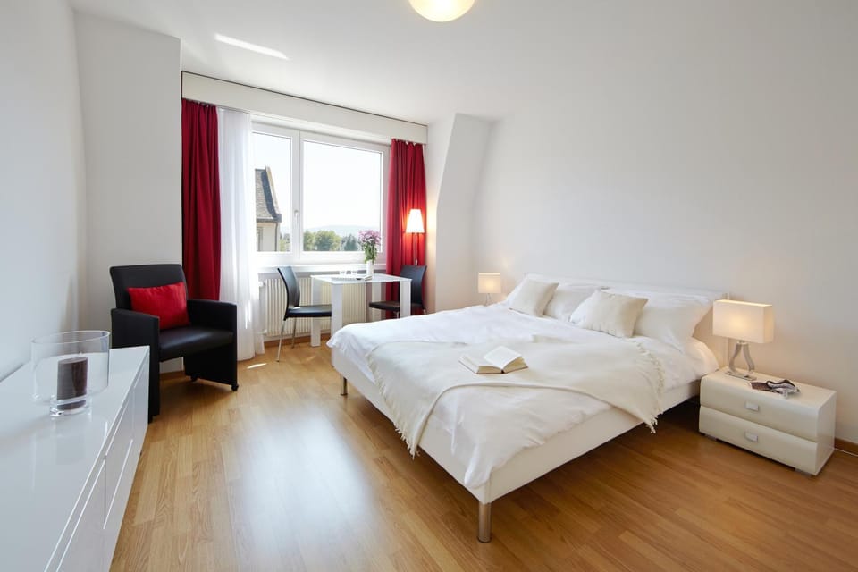 Bed, TV and multimedia, Living room, Seating area, Bedroom