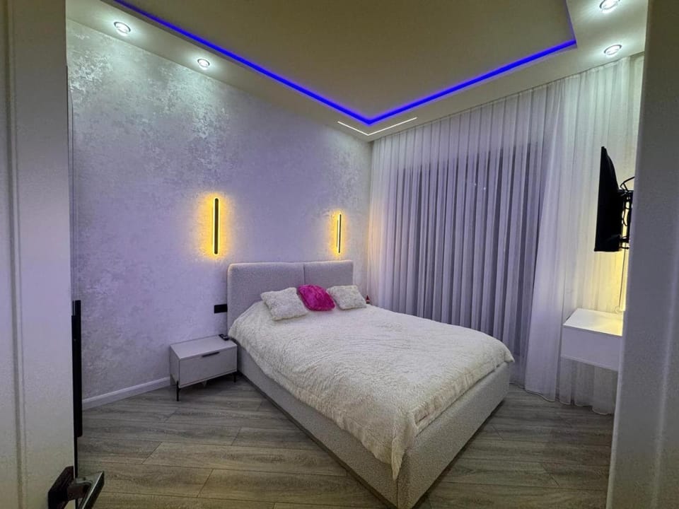 Bed, TV and multimedia, Bedroom