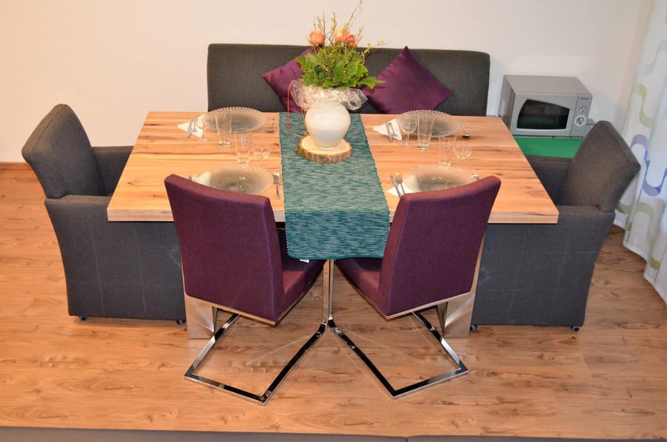 Photo of the whole room, Dining area