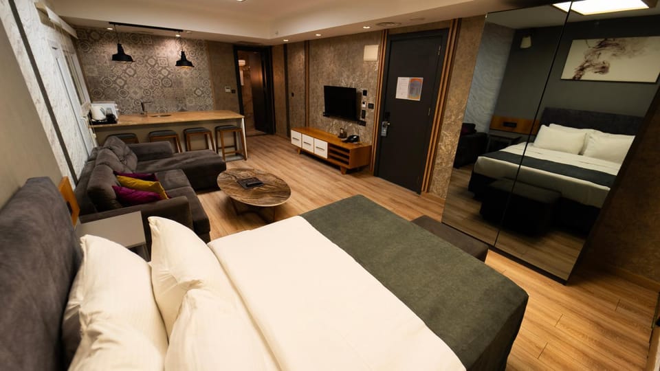 Bed, TV and multimedia, Living room, Seating area, Bedroom