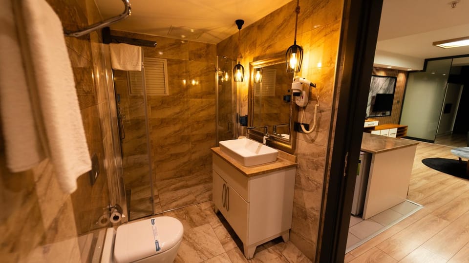 Shower, Toilet, Bathroom, towels