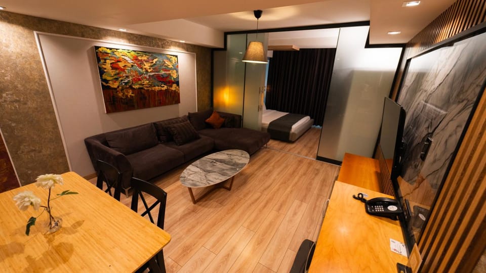 Communal lounge/ TV room, Bed, TV and multimedia, Seating area, Bedroom