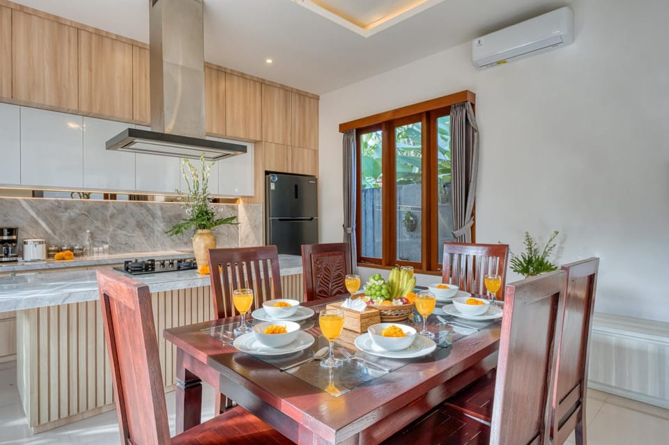 Kitchen or kitchenette, Dining area, air conditioner