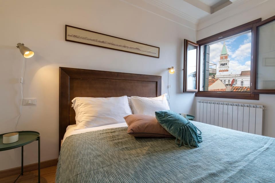Bedroom, City view