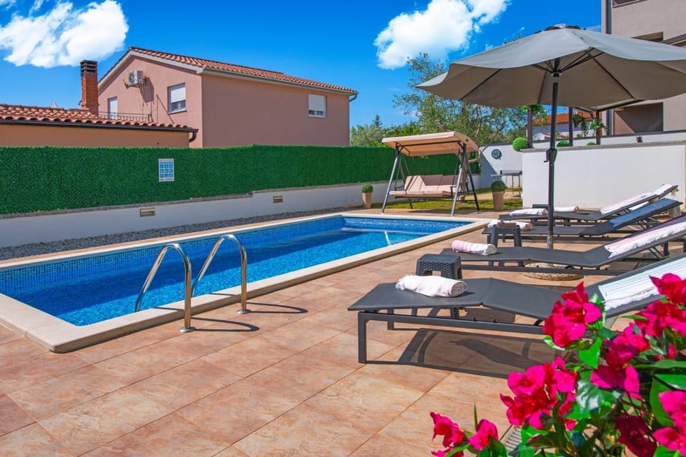 Day, Swimming pool, sunbed