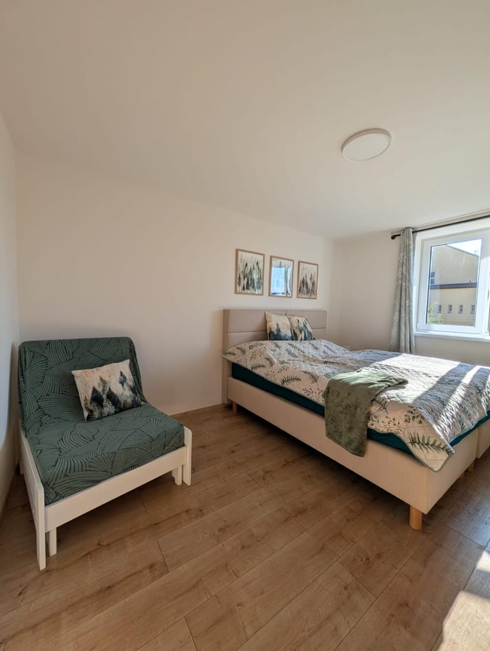 Bed, Seating area