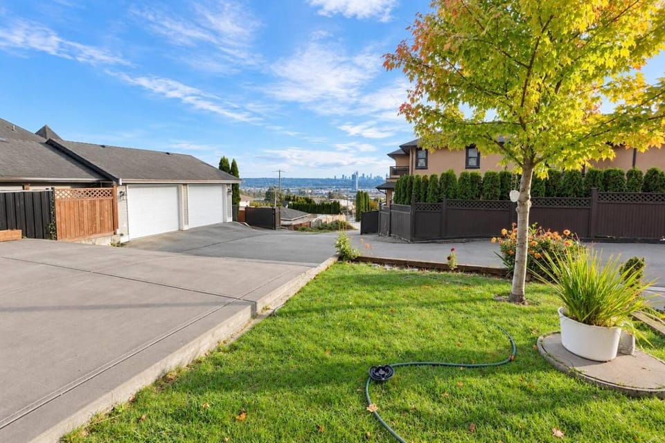 Modern 2BR Retreat, Family-Friendly Stay House in Coquitlam