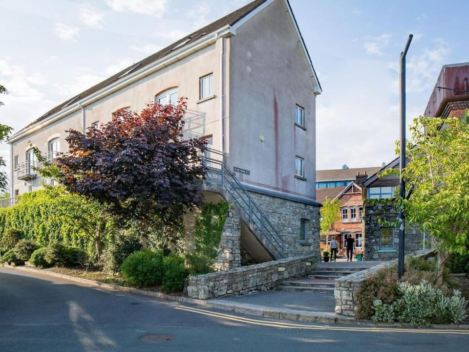 Property building, Street view, Location