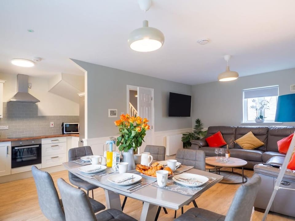 TV and multimedia, Kitchen or kitchenette, Living room, Seating area, Dining area