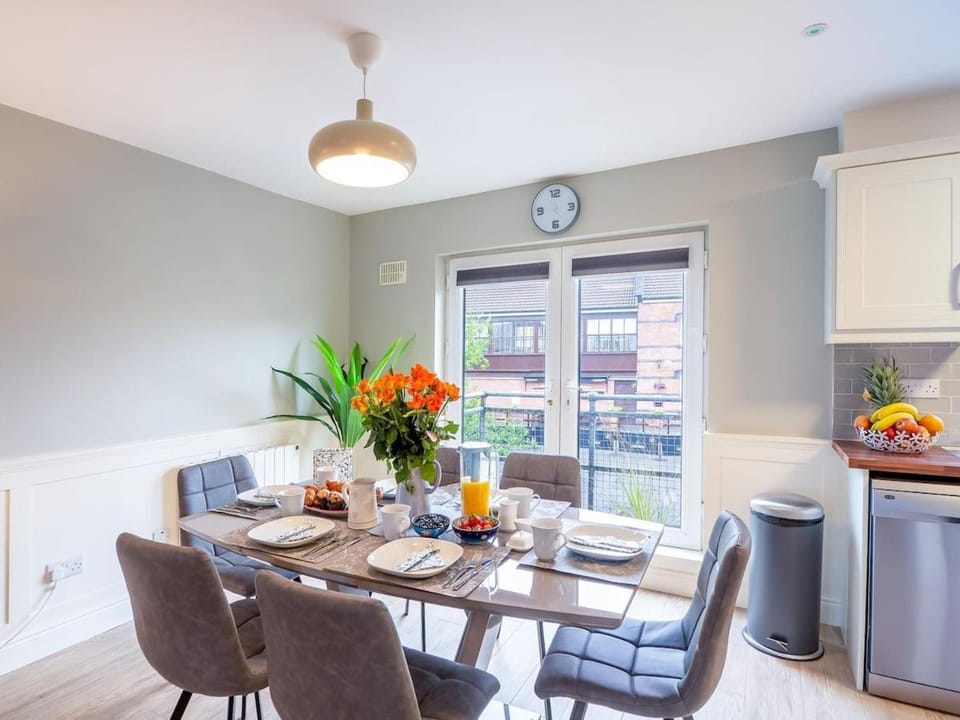 Seating area, Dining area