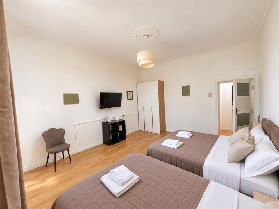 Bed, TV and multimedia, Photo of the whole room, Seating area, Bedroom, towels, wardrobe, air conditioner