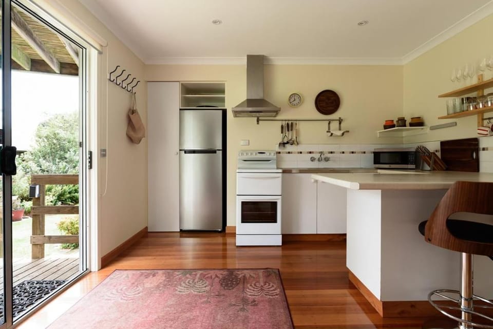 Timber townhouse steps from Freers Beach Apartment in Port Sorell