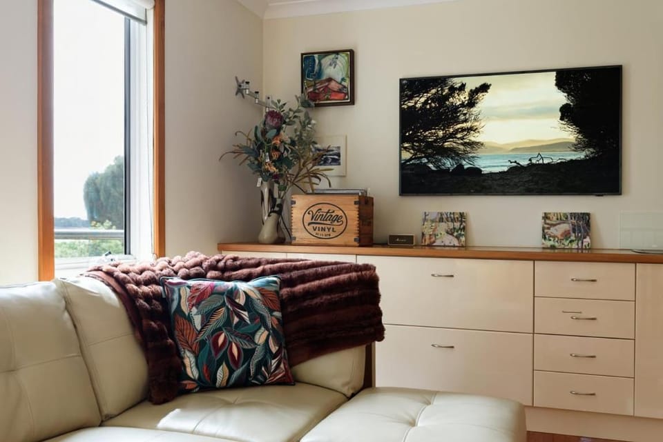 Timber townhouse steps from Freers Beach Apartment in Port Sorell