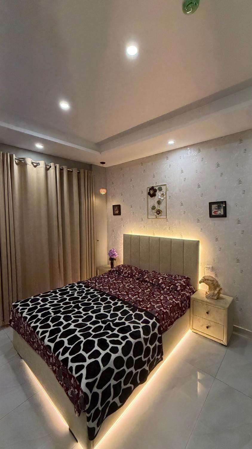 Luxury One Bed Apartment 2 Min from Eiffel Tower Apartment in Lahore
