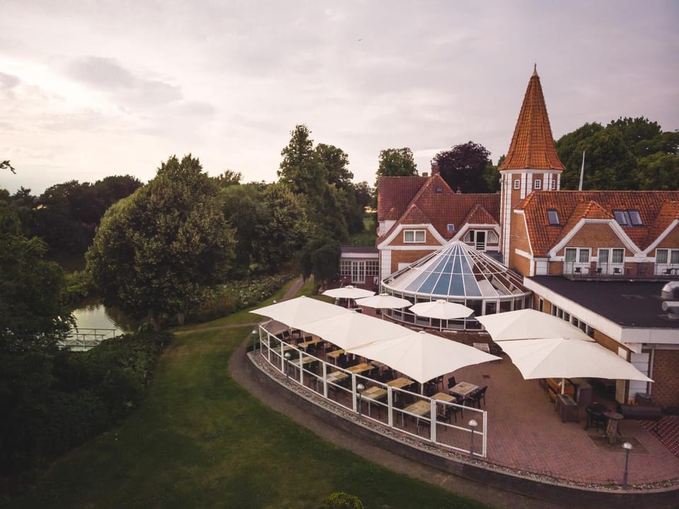 Property building, Restaurant/places to eat, Restaurant/places to eat, BBQ facilities, Balcony/Terrace, Area and facilities, Breakfast