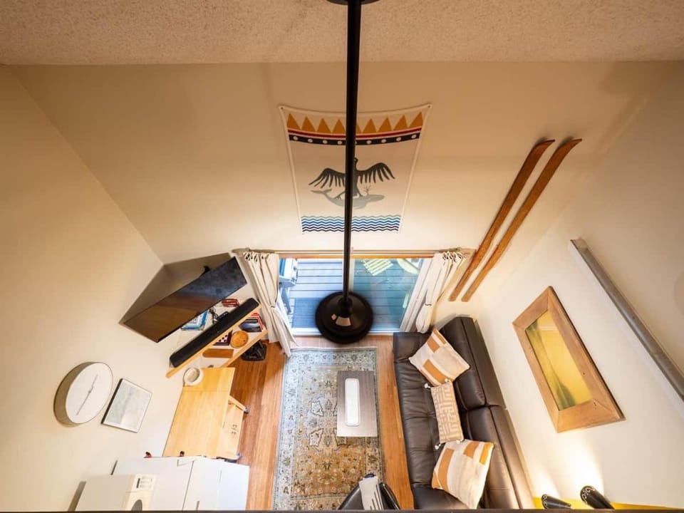 Your Mt. Baker Basecamp: Cozy Snowline Loft Condo Apartment in Glacier