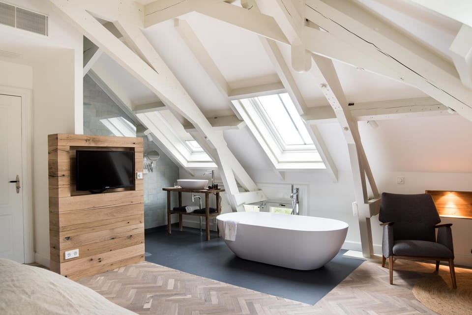 Bed, Bathroom, TV and multimedia, Decorative detail, Bath