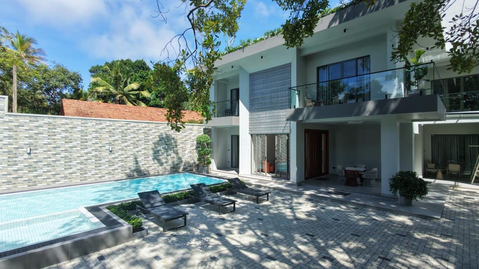Property building, Balcony/Terrace, Swimming pool