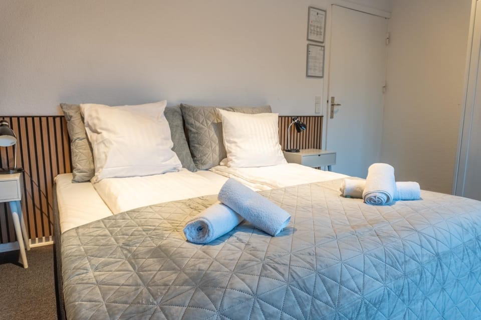 Bed, Photo of the whole room, Bedroom, towels