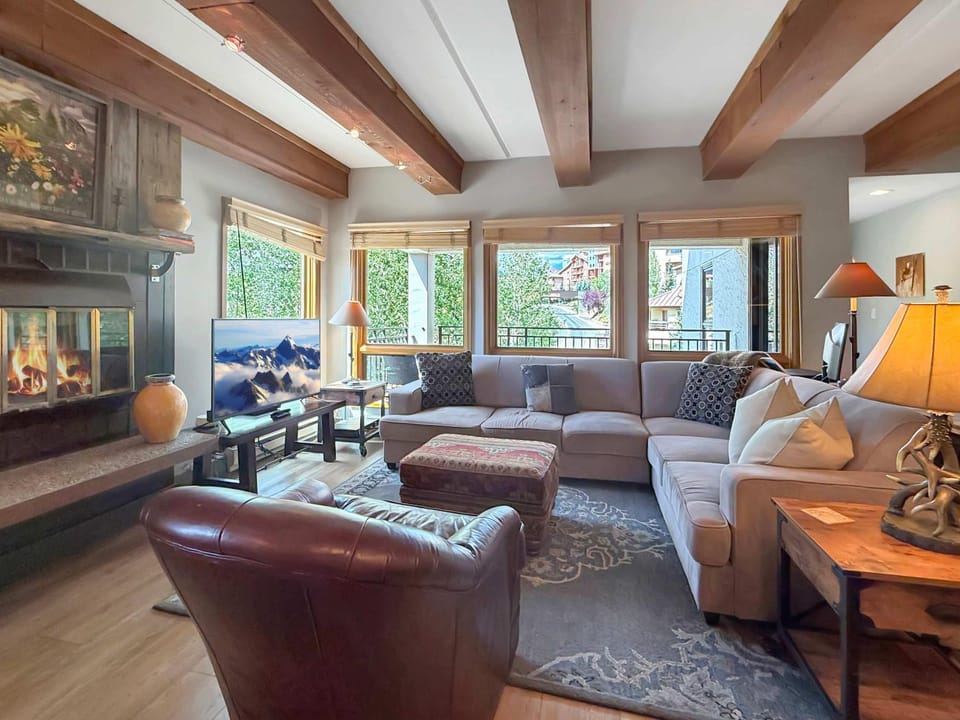 Plaza 339 Updated 3BR Base Area Condo House in Colorado