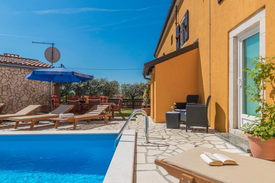 Property building, Swimming pool, sunbed