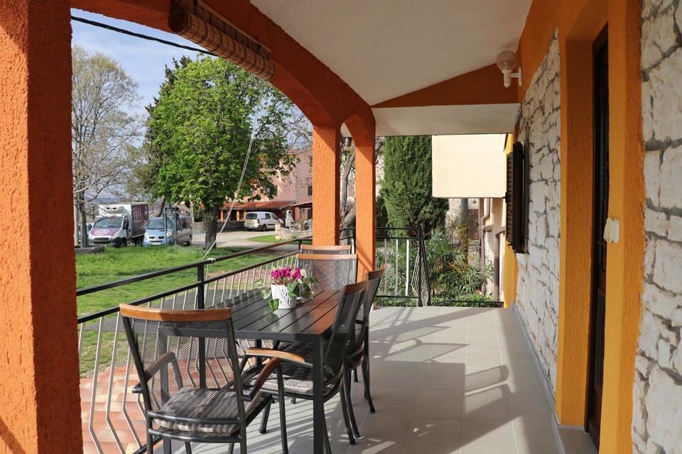Property building, Day, Balcony/Terrace, Dining area