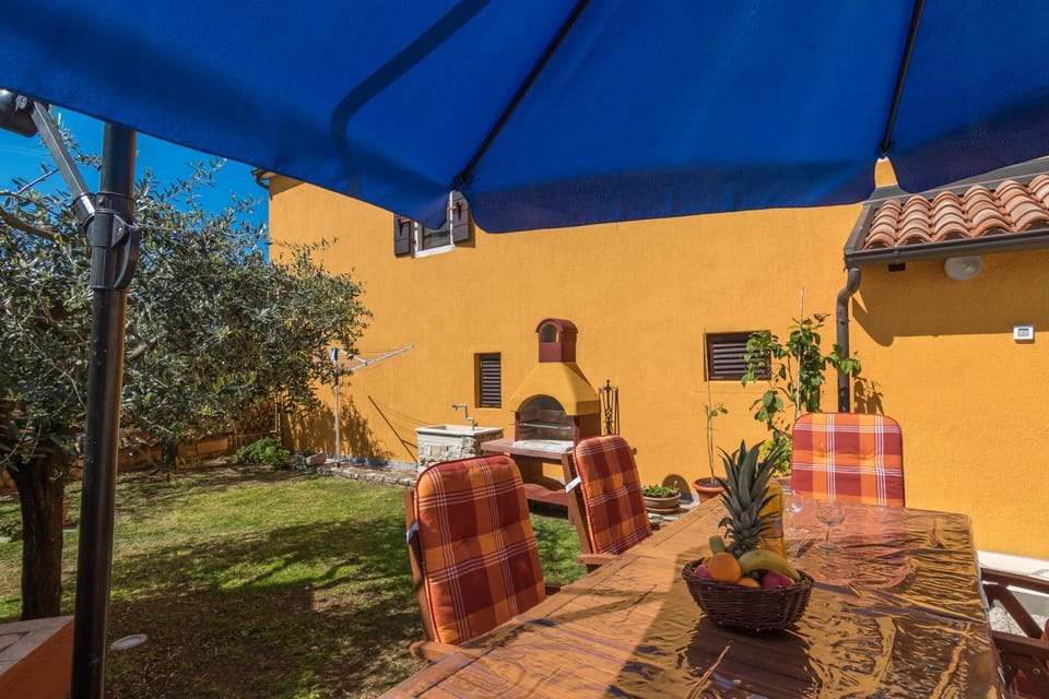 Property building, Day, Garden, Dining area, Garden view
