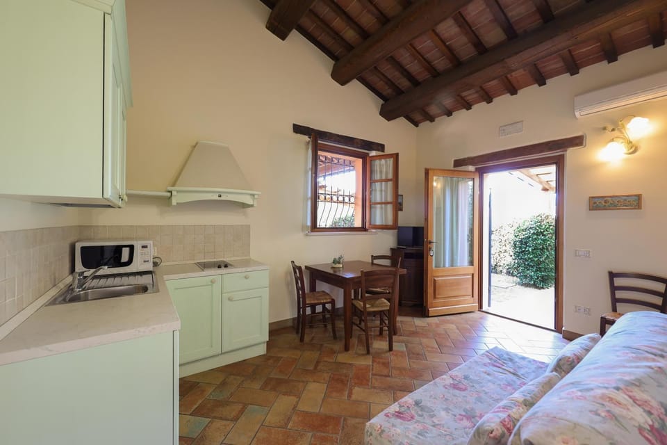 Kitchen or kitchenette, Photo of the whole room, Dining area