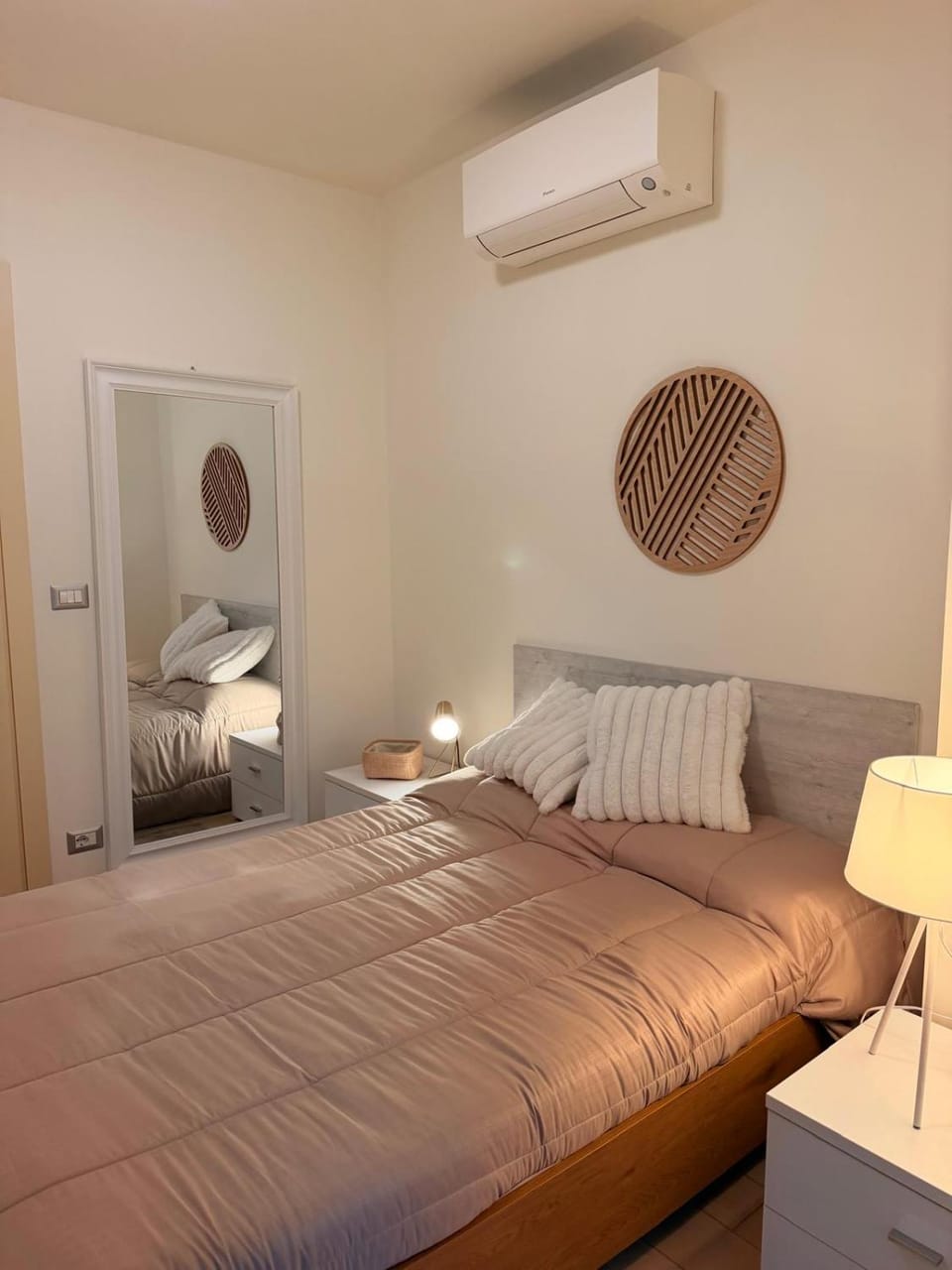 Bed, Photo of the whole room, Bedroom, air conditioner