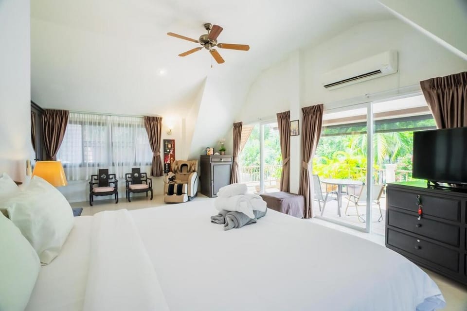 Chongko 4 Bed Villa, Few Minutes To Rawai Villa in Rawai