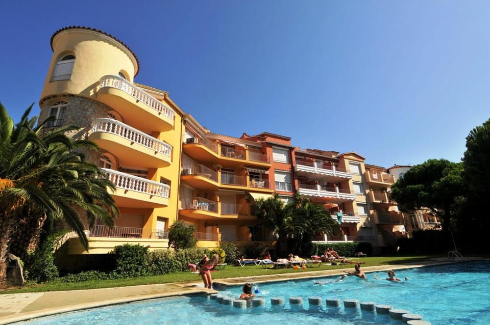 Property building, Garden, Swimming pool
