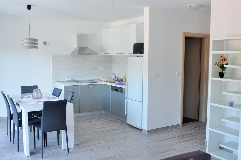 Kitchen or kitchenette, Dining area