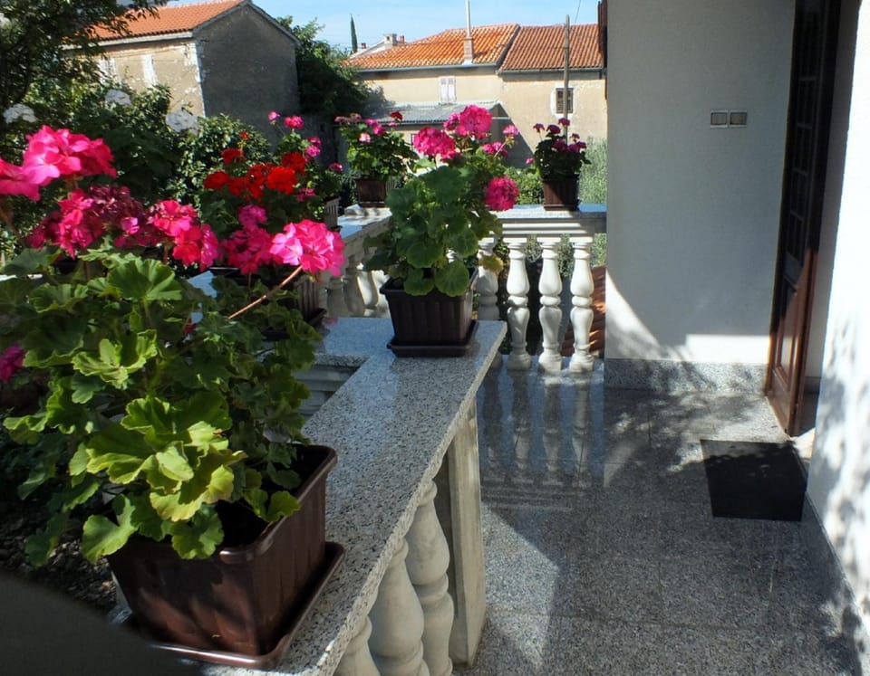 Facade/entrance, Day, Summer, Location, Internal: Not applicable to any particular room