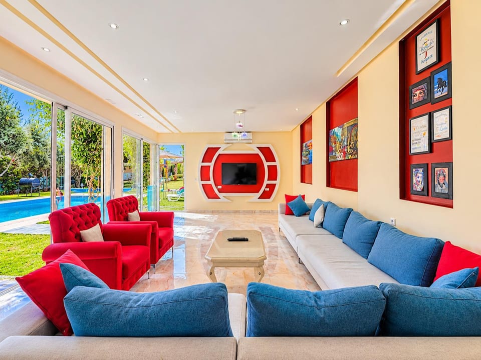 Communal lounge/ TV room, TV and multimedia, Living room, Seating area, Evening entertainment
